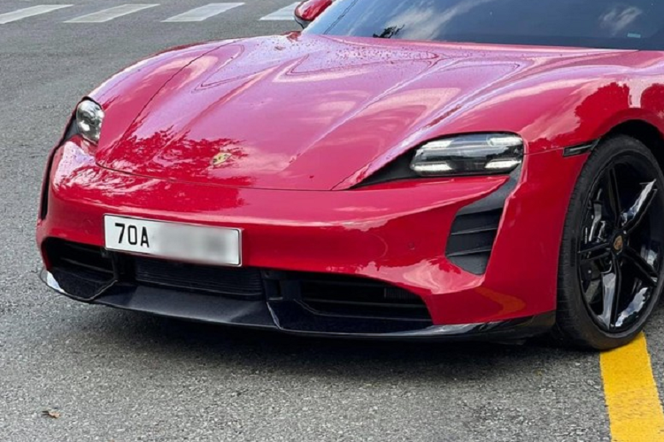 Diện mạo bên ngoài của Porsche Taycan Turbo gây ấn tượng mạnh với đèn pha LED sắc sảo như bước ra từ 1 bộ phim khoa học viễn tưởng, đèn hậu LED kéo dài hết đuôi xe là đặc trưng của các dòng xe Porsche sau này. Các phiên bản xe Porsche Taycan sẽ đi kèm các tùy chọn la-zăng khác nhau.