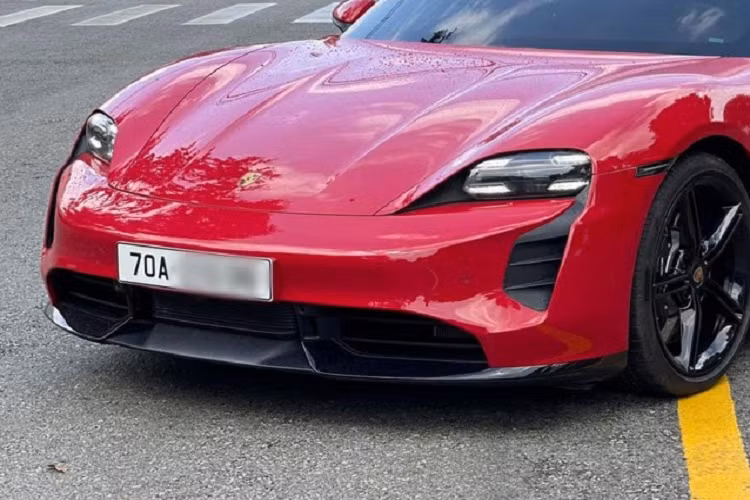 Diện mạo bên ngoài của Porsche Taycan Turbo gây ấn tượng mạnh với đèn pha LED sắc sảo như bước ra từ 1 bộ phim khoa học viễn tưởng, đèn hậu LED kéo dài hết đuôi xe là đặc trưng của các dòng xe Porsche sau này. Các phiên bản xe Porsche Taycan sẽ đi kèm các tùy chọn la-zăng khác nhau.