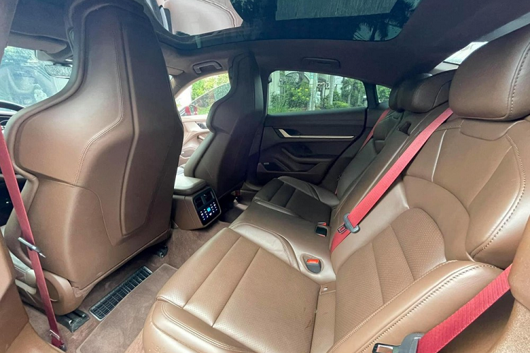 Điểm ấn tượng của siêu xe điện Porsche Taycan chính là việc sử dụng động cơ điện mang đến công suất tối đa 670 mã lực và mô-men xoắn cực đại 850 Nm. Cụm pin 79.2kW này giúp xe Porsche Taycan Turbo có khả năng di chuyển quãng đường dài 499 km rồi mới sạc pin đầy trở lại.