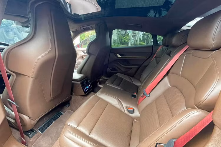 Điểm ấn tượng của siêu xe điện Porsche Taycan chính là việc sử dụng động cơ điện mang đến công suất tối đa 670 mã lực và mô-men xoắn cực đại 850 Nm. Cụm pin 79.2kW này giúp xe Porsche Taycan Turbo có khả năng di chuyển quãng đường dài 499 km rồi mới sạc pin đầy trở lại.