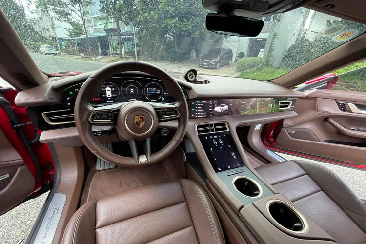 Đây là 1 trong số ít xe Porsche Taycan Turbo đã qua sử dụng đang tìm khách mới. Chiếc xe này mang ngoại thất đỏ tươi và đăng ký hộ khẩu ở Tây Ninh. Mức giá xe Porsche Taycan Turbo chính hãng bán ra là 7,96 tỷ đồng nhưng chưa bao gồm tùy chọn và giá lăn bánh xe.