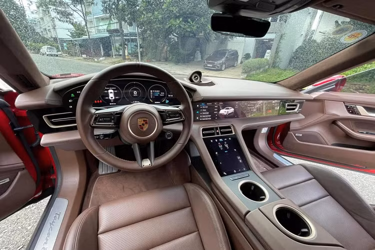 Đây là 1 trong số ít xe Porsche Taycan Turbo đã qua sử dụng đang tìm khách mới. Chiếc xe này mang ngoại thất đỏ tươi và đăng ký hộ khẩu ở Tây Ninh. Mức giá xe Porsche Taycan Turbo chính hãng bán ra là 7,96 tỷ đồng nhưng chưa bao gồm tùy chọn và giá lăn bánh xe.