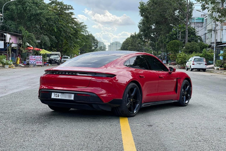 Bên trong khoang lái xe Porsche Taycan Turbo có thể khiến khách hàng choáng ngợp trước sự đầu tư rất bài bản. Theo đó, mẫu xe điện có tới 4 màn hình dành cho khoang lái như màn hình giải trí tung tâm 10.9 inch, màn hình điều khiển hệ thống điều hòa 8.4 inch và màn hình hiển thị thông tin phía sau vô lăng kích thước 16.8 inch có bộ lọc phân cực và chống lóa, ngoài ra còn có màn hình 10.9 inch phía trước ghế phụ.