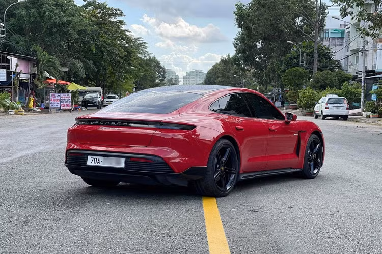 Bên trong khoang lái xe Porsche Taycan Turbo có thể khiến khách hàng choáng ngợp trước sự đầu tư rất bài bản. Theo đó, mẫu xe điện có tới 4 màn hình dành cho khoang lái như màn hình giải trí tung tâm 10.9 inch, màn hình điều khiển hệ thống điều hòa 8.4 inch và màn hình hiển thị thông tin phía sau vô lăng kích thước 16.8 inch có bộ lọc phân cực và chống lóa, ngoài ra còn có màn hình 10.9 inch phía trước ghế phụ.