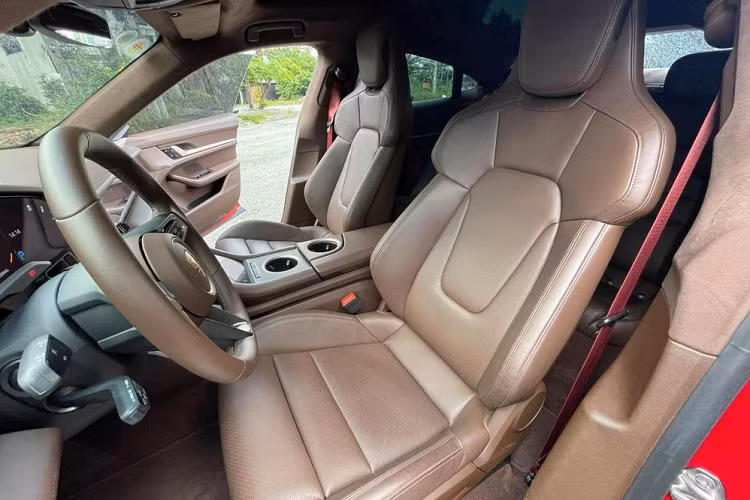 Dòng xe điện như Porsche Taycan Turbo có sức mạnh khá ấn tượng khi chỉ mất có thời gian 3,2 giây là đủ khả năng tăng tốc từ vị trí xuất phát tới 100km/h, tương đương các mẫu xe thể thao như Chevrolet Camaro, Ford Mustang hay Chevroler Corvette.