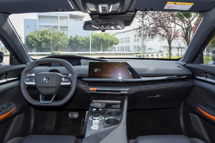 Đối với phía sau, chiếc xe được trang bị hai cụm đèn hậu nối liền nhau, tấm cản va tạo hình tính vi, và hai đầu ống pô mạnh mẽ. Phối hợp những đặc điểm này là đèn phanh thứ ba được lắp ở vị trí trung tâm phía dưới vị trí biển kiểm soát. Ngoài ra, đuôi xe còn có một cánh gió mà có thể thu vào khi không được kích hoạt. Cánh gió này có thể tự động nâng lên hạ xuống tùy theo tốc độ, đồng thời cũng có thể điều khiển trực tiếp bằng nút bấm nếu muốn.