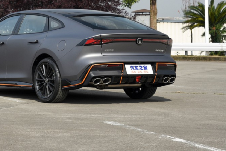 Tương tự như ngoại thất, nội thất của Changan UNI-V trông rất bắt mắt, với sự pha trộn tuyệt vời giữa màu xanh lam và xám cùng một số điểm nhấn màu cam. Tuy nhiên, mẫu sedan cũng áp dụng cách bố trí giống như Changan UNI-T. Nó đáp ứng nhu cầu của nhóm người mua trẻ bằng cách thiết kế buồng lái thiên về mặt tương tác, tập trung các thiết bị điều khiển về hướng người lái. Một số điểm nổi bật trong nội thất gồm các cửa thông gió ẩn, nút bấm tích hợp trên vô lăng, nút bấm trung tâm, và các thiết kế kết hợp khác.