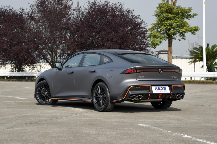 Trên mặt hiệu suất, xe sẽ được trang bị động cơ dung tích 1.5 lít, sản sinh 185 mã lực và có thể đạt tốc độ tối đa 205 km/h. Trong tương lai, nhà sản xuất có thể sẽ cung cấp thêm phiên bản động cơ dung tích 2.0 lít. Trước mắt, hãng xe Trung Quốc chưa công bố giá xe Changan UNI-V 2022, nhưng dự kiến sẽ đưa xe ra thị trường vào quý 1 năm 2022.