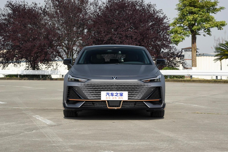 Ở phía trước, Changan UNI-V của Trung Quốc có lưới tản nhiệt không viền và cụm đèn pha mỏng, những đặc điểm nhận điện thương hiệu tương đồng hai mẫu xe UNI trước. Hai hốc gió bên có thiết kế đóng kín với những rãnh đan chéo, giúp gia tăng dáng vẻ thể thao của xe. Thêm nữa, kích thước trục dài, và khoảng cách bánh trước-sau lớn hơn cũng làm tăng khả năng chống trượt và độ ổn định khi lái xe ở tốc độ cao.