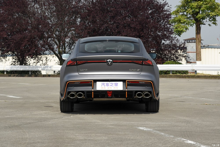 Từ hình ảnh nội thất cho thấy, Changan UNI-V có trang bị ít nhất hai màn hình, một cái nhỏ nằm cao hẳn trên mặt táp lô với nhiệm vụ cung cấp các thông tin lái xe, và một màn hình lớn dành cho hệ thống thông tin giải trí cũng như điều khiển các tính năng khác. Nhà sản xuất tự hào giới thiệu rằng mẫu sedan mới sẽ ngập tràn công nghệ tân tiến như nhận diện khuôn mặt, nhận diện cử chỉ, nhiều camera quan sát xung quanh, và cả hệ thống trợ lý AI thông minh.