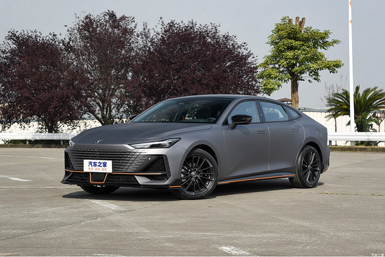 Sau khi giới thiệu những mẫu SUV mới lạ như UNI-T và UNI-K, thương hiệu Changan Auto giờ đây đã chính thức vén màn một mẫu sedan hoàn toàn mới có tên UNI-V. Như tên gọi cho thấy, V sẽ là một sản phẩm thuộc thương hiệu con UNI, và nó có mang những điểm thiết kế tương đồng hai người anh em SUV. Cụ thể, Changan UNI-V 2022 mới là phiên bản sản xuất của concept Changan Vision-V, tập trung vào tính cá nhân hóa và trải nghiệm hình ảnh tổng thể.