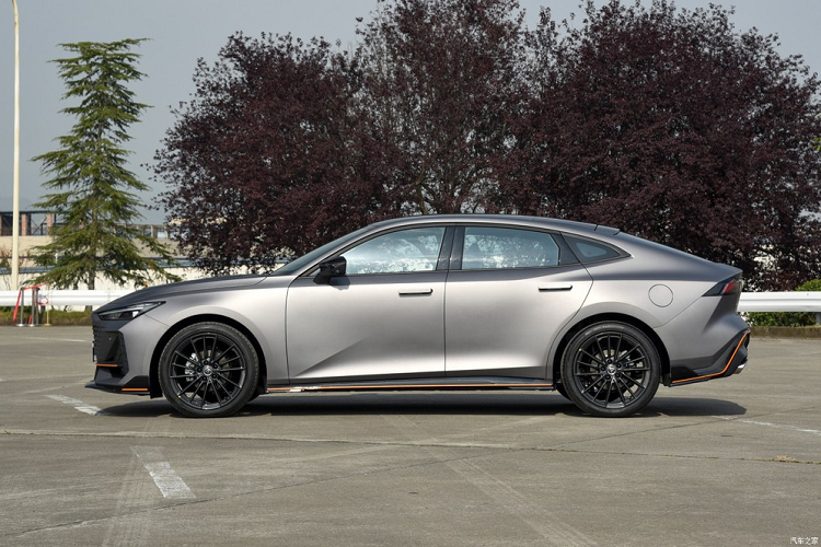 Nhìn sang bên sườn, ta thấy mẫu sedan mới này có thiết kế nóc dốc nhiều về phía sau, đồng thời có phần capô dài và những đường gân rõ ràng. Theo nhà sản xuất, kích thước của xe là dài 4.680 mm, rộng 1.838 mm, cao 1.430 mm, và trục cơ sở 2.750 mm. Xe có trang bị những bánh xe lớn, kích thước gần bằng nửa chiều cao, để làm tăng thêm vẻ thể thao hiện đại. Hơn nữa, khoảng sáng gầm thấp của UNI-V được giới thiệu là để giảm lực cản gió, khiến khả năng tăng tốc, phanh, và điều hướng trở nên chắc chắnhơn.