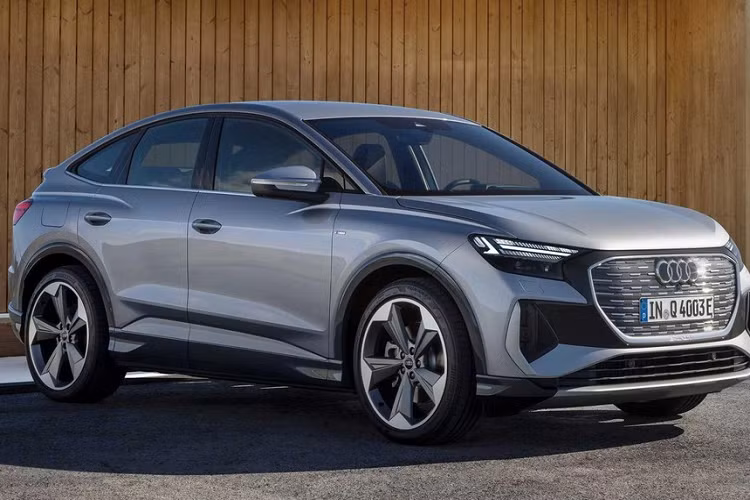 Hiện cơ sở gầm bệ dành riêng cho xe SUV điện Audi này cũng đang được dùng trong Volkswagen ID.4. Là đối thủ cạnh tranh trực tiếp của Ford Mustang Mach-E, Tesla Model Y và Volkswagen ID.4, cặp đôi xe sang này sở hữu thiết kế về cơ bản là giống nhau. Đồng thời, đây cũng là 2 mẫu xe điện có kích thước nhỏ nhất của thương hiệu Audi hiện nay.