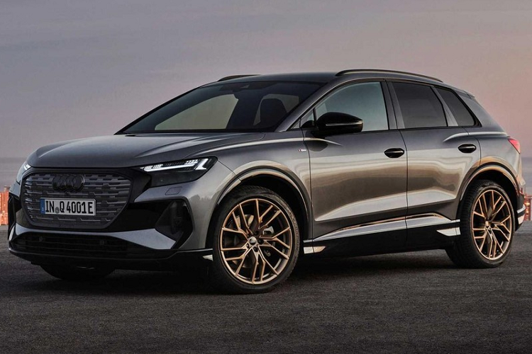 Tiếp đến là màn hình trung tâm lớn nhất từng được trang bị cho một mẫu xe Audi với kích thước 11,6 inch và hướng về phía người lái. Ngay cả ở bản tiêu chuẩn, xe cũng đã có màn hình thông tin giải trí 10,1 inch. Màn hình này hỗ trợ kết nối không dây với điện thoại thông minh qua Apple CarPlay và Android Auto. Nằm sau vô lăng của xe là bảng đồng hồ kỹ thuật số Virtual Cockpit với màn hình 10,25 inch.