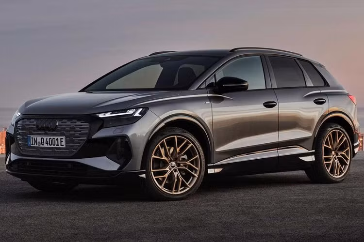 Tiếp đến là màn hình trung tâm lớn nhất từng được trang bị cho một mẫu xe Audi với kích thước 11,6 inch và hướng về phía người lái. Ngay cả ở bản tiêu chuẩn, xe cũng đã có màn hình thông tin giải trí 10,1 inch. Màn hình này hỗ trợ kết nối không dây với điện thoại thông minh qua Apple CarPlay và Android Auto. Nằm sau vô lăng của xe là bảng đồng hồ kỹ thuật số Virtual Cockpit với màn hình 10,25 inch.