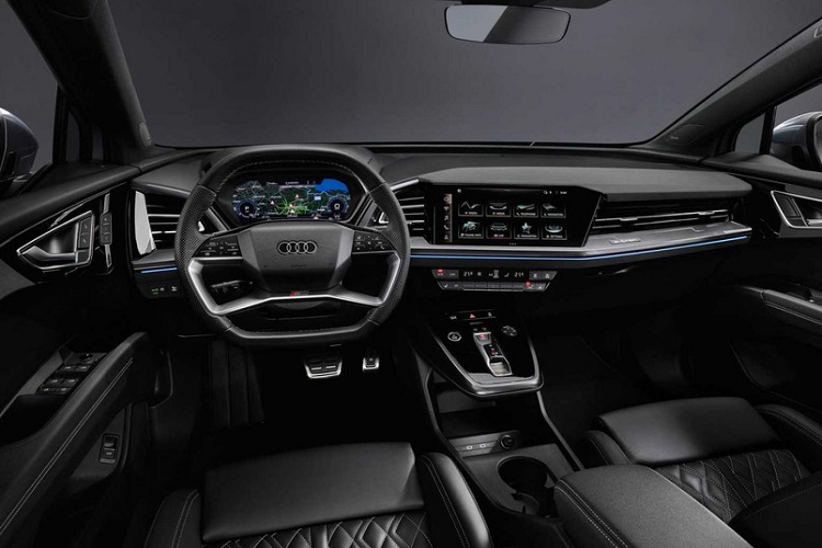 So với các mẫu xe điện còn lại của thương hiệu Audi, Q4 E-Tron và Q4 Sportback E-Tron 2022 sở hữu thiết kế khá khác biệt. Nguyên nhân là do cặp đôi SUV điện hạng sang này được áp dụng ngôn ngữ thiết kế mới của hãng Audi. Bên ngoài, Audi Q4 E-Tron 2022 trông khá tròn trịa. Xe được trang bị đầu xe phẳng, đường vai cao và kính chắn gió dốc. Nhờ đó, mẫu xe này trông như SUV truyền thống.