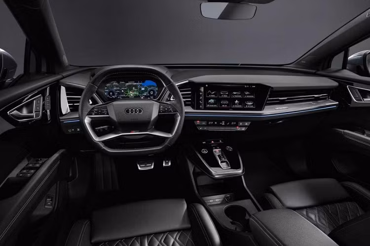 So với các mẫu xe điện còn lại của thương hiệu Audi, Q4 E-Tron và Q4 Sportback E-Tron 2022 sở hữu thiết kế khá khác biệt. Nguyên nhân là do cặp đôi SUV điện hạng sang này được áp dụng ngôn ngữ thiết kế mới của hãng Audi. Bên ngoài, Audi Q4 E-Tron 2022 trông khá tròn trịa. Xe được trang bị đầu xe phẳng, đường vai cao và kính chắn gió dốc. Nhờ đó, mẫu xe này trông như SUV truyền thống.