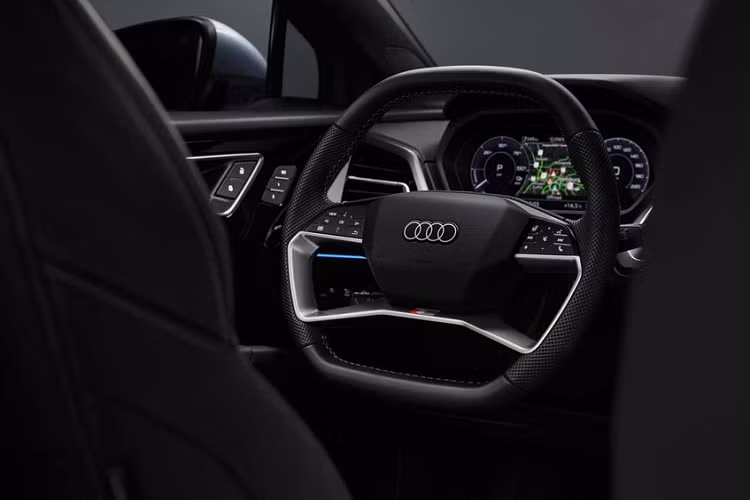 Trái ngược với Q4 E-Tron, Audi Q4 Sportback E-Tron 2022 có thiết kế độc đáo hơn. Mẫu xe này được trang bị hốc bánh như ô tô đồ chơi Tonka, đầu xe phẳng và nóc dốc về phía sau theo phong cách coupe. Nhờ phần nóc này, Audi Q4 Sportback E-Tron 2022 có phạm vi hoạt động dài hơn 10 km so với Q4 E-Tron.