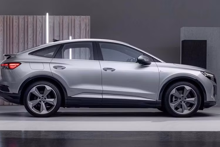 Đó là chưa kể đến tính năng ra lệnh bằng giọng nói "Hey, Audi" và màn hình hiển thị thông tin kính lái tích hợp công nghệ thực tế ảo. Không chỉ công nghệ cao, nội thất của Audi Q4 E-Tron và Q4 Sportback E-Tron 2022 còn hứa hẹn mang đến cảm giác thư giãn cho người dùng nhờ hệ thống âm thanh Sonos. Đây là thương hiệu âm thanh mới được thành lập vào đầu những năm 2000 và nổi tiếng với các loại loa chất lượng cao cũng như giải pháp âm thanh tích hợp. Tuy nhiên, hệ thống âm thanh Sonos chỉ được trang bị tùy chọn cho Audi Q4 E-Tron và Q4 Sportback E-Tron 2022.