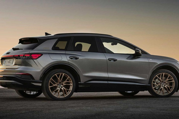 Ở những thị trường ngoài Mỹ như châu Âu, Audi Q4 E-Tron cũng như Q4 Sportback E-Tron 2022 có thêm phiên bản tiêu chuẩn 35 E-Tron với cụm pin 52 kWh và mô-tơ điện chỉ mạnh 168 mã lực cùng mô-men xoắn cực đại 310 Nm. Bản tiêu chuẩn này cũng chỉ dùng hệ dẫn động cầu sau và có thời gian tăng tốc từ 0-100 km/h trong 9 giây. Phạm vi hoạt động của Audi Q4 35 E-Tron 2022 là 341 km trong khi con số tương ứng của Q4 35 Sportback E-Tron là 349 km. Dự kiến có mặt trên thị trường Mỹ vào cuối năm nay, giá xe Audi Q4 e-tron 2022 có mức khởi điểm dưới 45.000 USD, chưa trừ 7.500 USD theo ưu đãi liên bang.