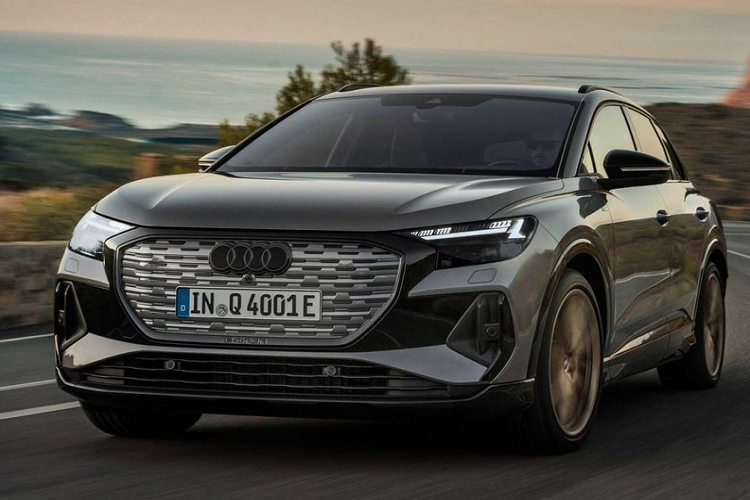 Thể tích khoang hành lý của Audi Q4 E-Tron 2022 là 520 lít hoặc 1.489 lít nếu ghế sau gập xuống trong khi các ngăn đựng đồ khác có tổng thể tích 25 lít. Trong khi đó, Audi Q4 Sportback E-Tron 2022 có khoang hành lý 535 lít hoặc 1.461 lít nếu ghế sau gập phẳng xuống sàn.