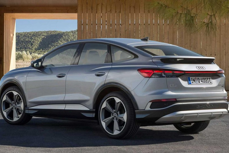 Bên trong Q4 E-Tron và Q4 Sportback E-Tron 2022, hãng Audi đã bố trí những ngăn chứa được bình nước cỡ lớn với thể tích 1,5 lít trên cả 4 cửa. Nội thất của xe được bọc bằng chất liệu da nhân tạo hoặc da Nappa. Thêm vào đó là những chi tiết bọc bằng Dinamica chất lượng cao, trông như da lộn nhưng lại bao gồm 45% vật liệu tái chế. Những chi tiết ốp gỗ và bằng nhôm là trang bị tùy chọn cho xe.