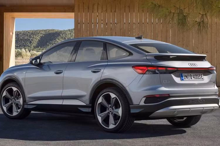 Bên trong Q4 E-Tron và Q4 Sportback E-Tron 2022, hãng Audi đã bố trí những ngăn chứa được bình nước cỡ lớn với thể tích 1,5 lít trên cả 4 cửa. Nội thất của xe được bọc bằng chất liệu da nhân tạo hoặc da Nappa. Thêm vào đó là những chi tiết bọc bằng Dinamica chất lượng cao, trông như da lộn nhưng lại bao gồm 45% vật liệu tái chế. Những chi tiết ốp gỗ và bằng nhôm là trang bị tùy chọn cho xe.