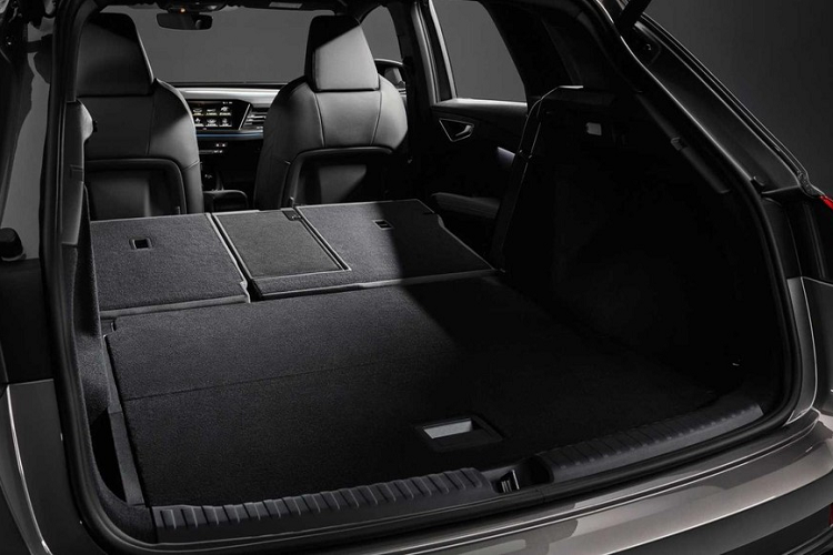 Kích thước cụ thể của Audi Q4 E-Tron và Q4 Sportback E-Tron 2022 bao gồm chiều dài 4.588 mm, chiều rộng 1.865 mm, chiều cao 1.632 mm cũng như chiều dài cơ sở 2.760 mm. Ngoài ra, xe còn có sức kéo 1,32 tấn. So với người anh em Audi Q5, Q4 E-Tron 2022 ngắn hơn khoảng 90 mm nhưng lại được tối ưu hóa không gian bên trong, một phần là nhờ cụm pin nằm bên dưới gầm xe.