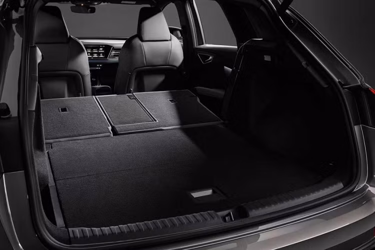 Kích thước cụ thể của Audi Q4 E-Tron và Q4 Sportback E-Tron 2022 bao gồm chiều dài 4.588 mm, chiều rộng 1.865 mm, chiều cao 1.632 mm cũng như chiều dài cơ sở 2.760 mm. Ngoài ra, xe còn có sức kéo 1,32 tấn. So với người anh em Audi Q5, Q4 E-Tron 2022 ngắn hơn khoảng 90 mm nhưng lại được tối ưu hóa không gian bên trong, một phần là nhờ cụm pin nằm bên dưới gầm xe.