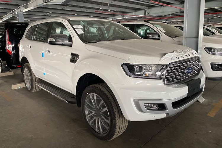 Sở hữu ngoại thất mang phong cách thể thao – Ford Everest Sport 2021 mới là sản phẩm mới mở rộng cho dòng xe SUV 7 chỗ cỡ trung của hãng xe Mỹ. Giá xe Ford Everest Sport 2021 chính hãng tại thị trường Việt Nam có mức bán ra niêm yết 1,112 tỷ đồng, xe được nhập khẩu trực tiếp từ Thái Lan tương tự các phiên bản còn lại.