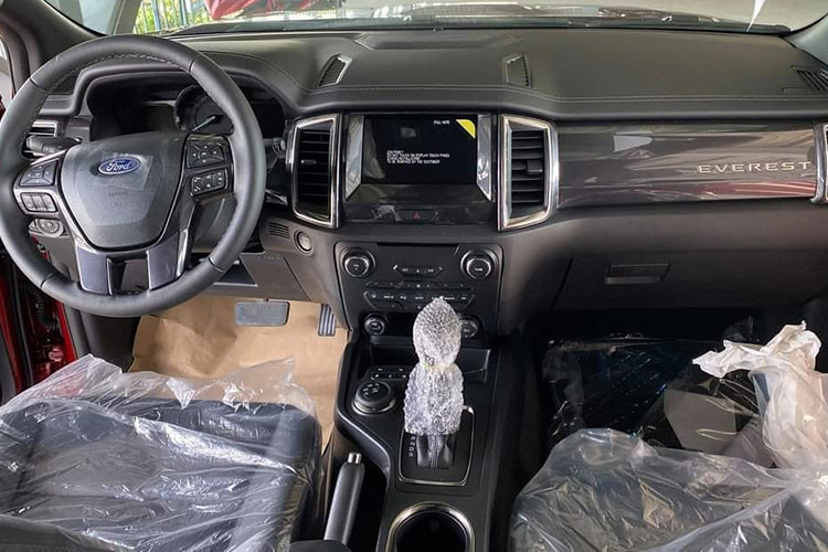 Nội thất của Everest Sport 2.0AT 4x2 được trang bị ghế Da, ghế lái chỉnh điện 6 hướng, màn hình giải trí trung tâm cảm ứng 8 inch, tích hợp hệ thống giải trí SYNC thế hệ 3 và 8 loa giải trí.