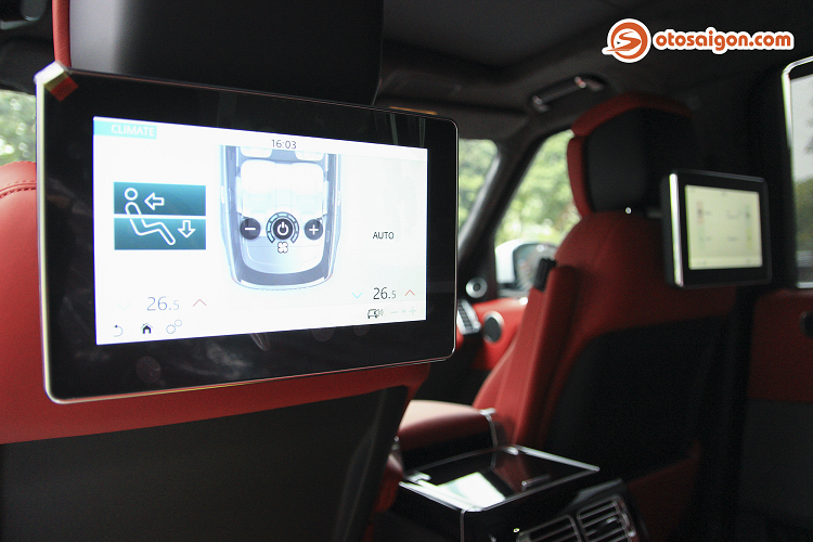 Nhằm phân biệt với các phiên bản và dòng xe, thương hiệu Land Rover đưa ký hiệu "L" vào dưới cửa xe như một đặc điểm nhận dạng riêng của mẫu xe đặc biệt này. Theo công bố của nhà sản xuất, Autobiography LWB không chỉ có trục cơ sở mà chiều dài tổng thể của xe cũng vượt trội hơn bản thường.