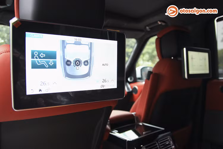 Nhằm phân biệt với các phiên bản và dòng xe, thương hiệu Land Rover đưa ký hiệu "L" vào dưới cửa xe như một đặc điểm nhận dạng riêng của mẫu xe đặc biệt này. Theo công bố của nhà sản xuất, Autobiography LWB không chỉ có trục cơ sở mà chiều dài tổng thể của xe cũng vượt trội hơn bản thường.