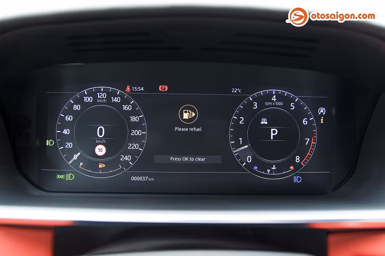 Ghế trước chỉnh điện 24 hướng, kèm làm mát, sưởi và massage, nhớ 3 vị trí. Hệ thống âm thanh được tăng cường với 19 loa Meridian. Camera 360 độ, Khoang sau cũng có đầy đủ các tiện nghi cao cấp như màn hình giải trí, làm mát, sưởi, ghế chỉnh điện, rèm chỉnh điện.