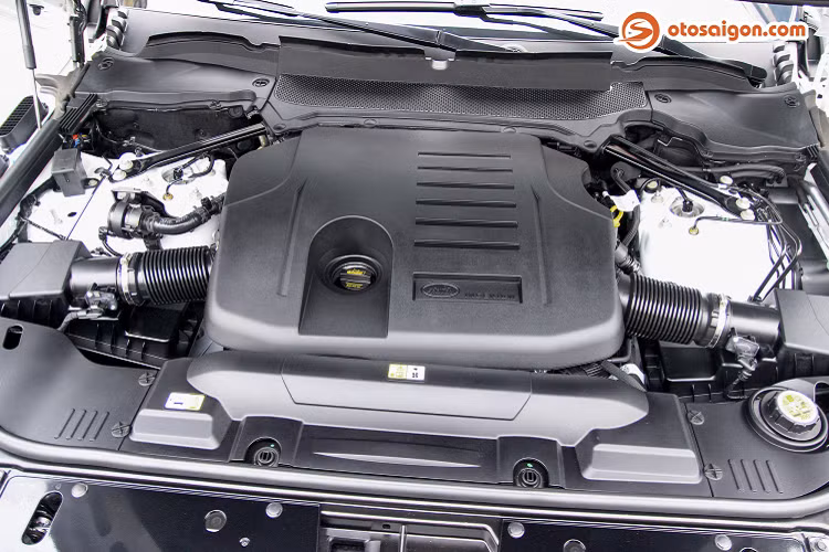 Là mẫu xe hướng đến sự sang trọng, lịch lãm nhưng "chất" địa hình ở Range Rover Autobiography P400 2020 mới vẫn hiện hữu rõ rệt, được trang bị hệ thống phản ứng địa hình Terrain Response 2, chiếc xe tự động điều chỉnh vận hành theo từng điều kiện mặt đường khác nhau. Để vượt chướng ngại vật, người lái có thể nâng, hạ gầm xe chỉ với thao tác một nút bấm. Khi nâng gầm, khoảng sáng gầm lên tới gần 300 mm, có thể vượt dốc cao 25,6 độ.