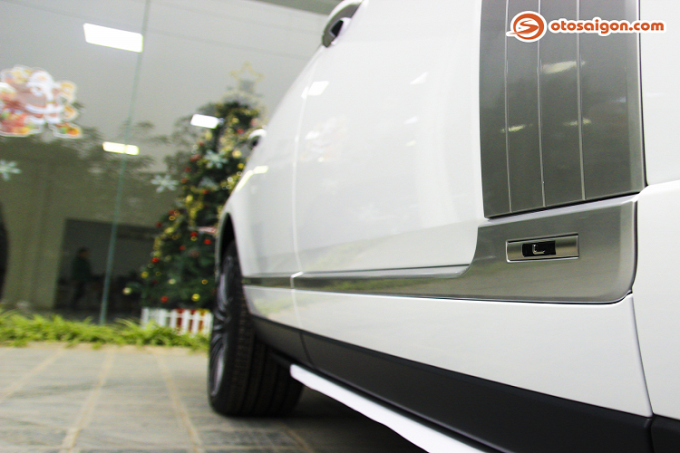 Chiếc xe trong bài là mẫu Land Rover Range Rover Autobiography với trục cơ sở kéo dài (LWB) được một đơn vị nhập khẩu tư nhân nhập về Việt Nam với mức giá hơn 10 tỷ đồng và đây chưa phải là mẫu xe đắt nhất của dòng xe Range Rover này.