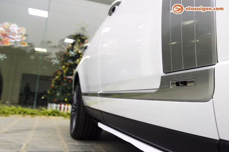 Chiếc xe trong bài là mẫu Land Rover Range Rover Autobiography với trục cơ sở kéo dài (LWB) được một đơn vị nhập khẩu tư nhân nhập về Việt Nam với mức giá hơn 10 tỷ đồng và đây chưa phải là mẫu xe đắt nhất của dòng xe Range Rover này.