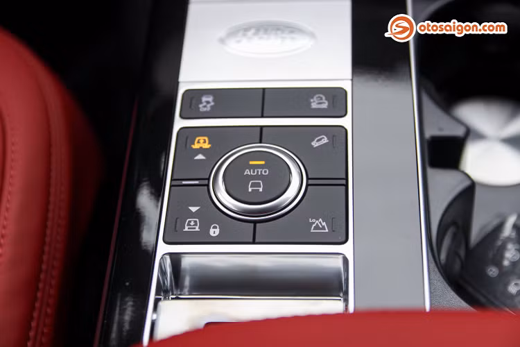 Toàn bộ hệ thống đèn chiếu sáng, đèn pha đều sử dụng công nghệ LED với công nghệ Pixel-Laser thông minh. Đèn pha xe tự động điều chỉnh mức độ chiếu sáng trên đường. Bộ vành kích thước 22 inch tôn thêm vẻ to lớn, bệ vệ của chiếc xe.