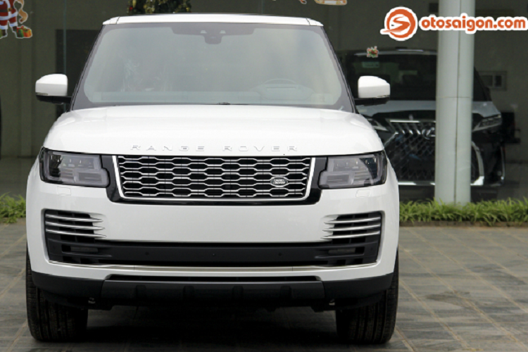 Dù đã lăn bánh ở Việt Nam trong hơn 10 năm nhưng các mẫu xe Land Rover và Range Rover vẫn luôn làm nhiều người Việt Nam nhầm lẫn bởi hai thuật ngữ này có chung từ "Rover". Thực tế, Land Rover là thương hiệu xe ôtô địa hình hạng sang và Range Rover là một dòng xe của hãng. Ở mẫu xe SUV hạng sang Range Rover lại có nhiều biến thể khác nhau, thấp nhất là mẫu Range Rover Evoque có giá trên dưới 3,5 tỷ đồng.