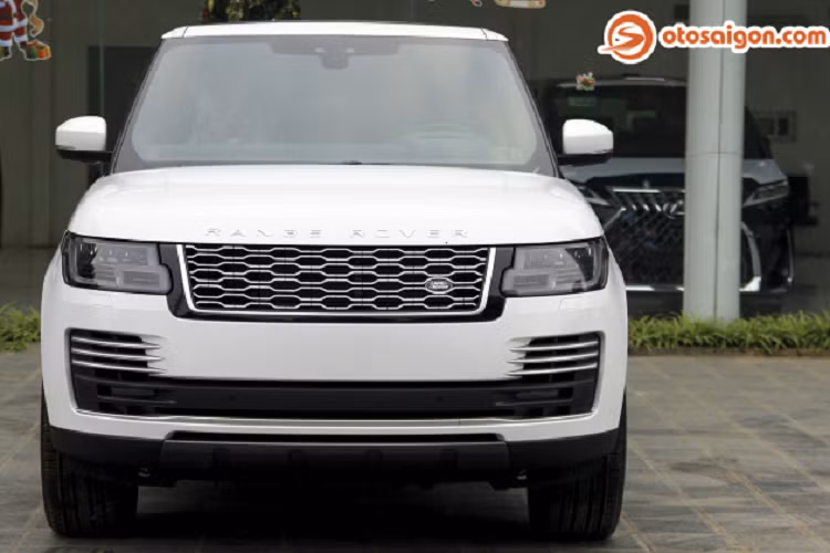 Dù đã lăn bánh ở Việt Nam trong hơn 10 năm nhưng các mẫu xe Land Rover và Range Rover vẫn luôn làm nhiều người Việt Nam nhầm lẫn bởi hai thuật ngữ này có chung từ "Rover". Thực tế, Land Rover là thương hiệu xe ôtô địa hình hạng sang và Range Rover là một dòng xe của hãng. Ở mẫu xe SUV hạng sang Range Rover lại có nhiều biến thể khác nhau, thấp nhất là mẫu Range Rover Evoque có giá trên dưới 3,5 tỷ đồng.