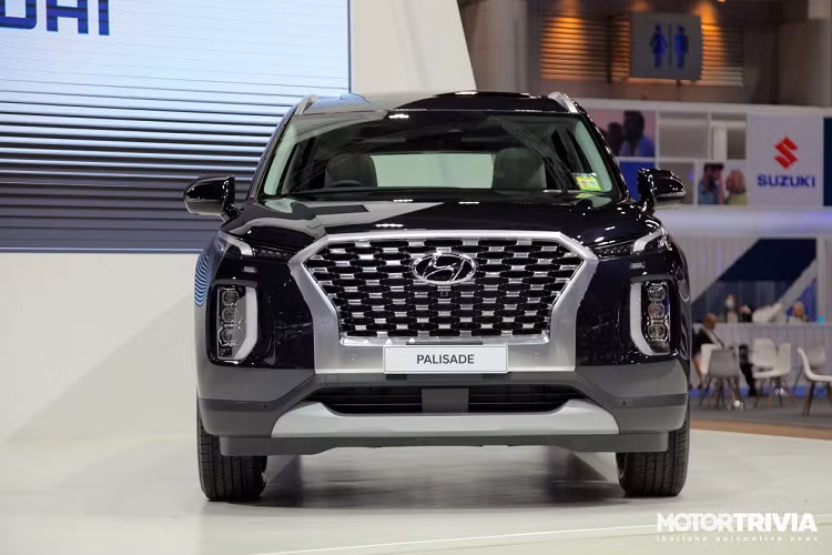 Hyundai Palisade được cung cấp 3 tùy chọn động cơ, bao gồm động cơ 3,5 lít V6, mạnh 277 mã lực và động cơ 3,8 lít V6, cho công suất đầu ra 295 mã lực cùng động cơ diesel R-Line 2.2L, tăng áp, công suất cực đại 200 mã lực. Tất cả các tùy chọn động cơ đều được kết hợp với hộp số tự động 8 cấp và có tùy chọn dẫn động 2 bánh hoặc tất cả các bánh.