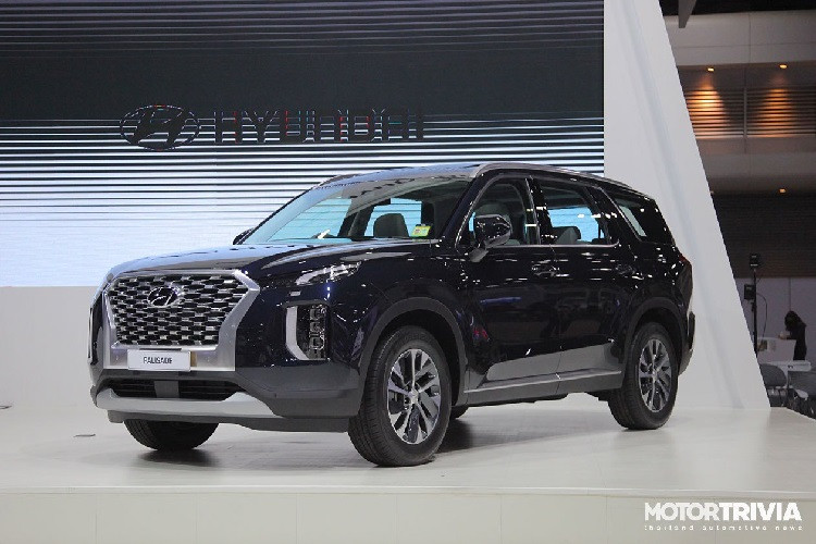 Các trang bị tiêu chuẩn của xe bao gồm đèn chào mừng, cửa sổ trời kép, màn hình HUD, bảng đồng hồ đo kỹ thuật số 12,3 inch, màn hình trung tâm 10,25 inch.