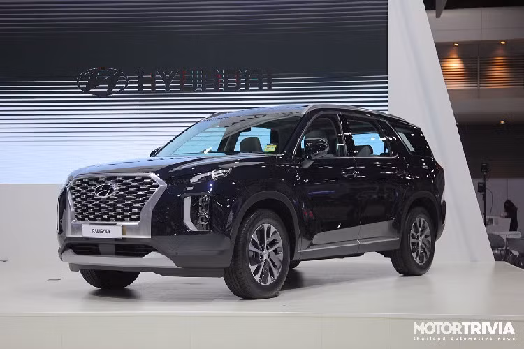 Các trang bị tiêu chuẩn của xe bao gồm đèn chào mừng, cửa sổ trời kép, màn hình HUD, bảng đồng hồ đo kỹ thuật số 12,3 inch, màn hình trung tâm 10,25 inch.