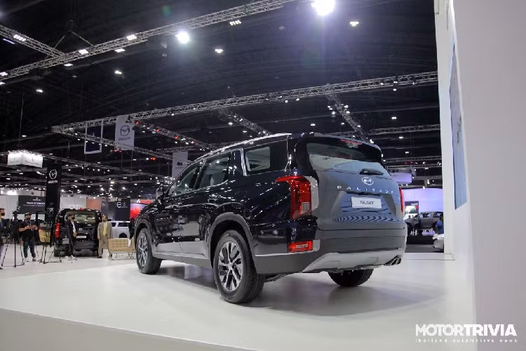 Về các trang bị an toàn, Hyundai Palisade được cung cấp hệ thống an toàn Hyundai SmartSense với hệ thống cảnh báo điểm mù, hệ thống cảnh báo xe khởi hành khi xe phía trước di chuyển, kiểm soát hành trình thông minh với Stop &amp; Go, hệ thống hỗ trợ giữ làn, hệ thống cảnh báo khoảng cách đỗ xe an toàn để đảm bảo an toàn khi lùi xe, hỗ trợ tránh va chạm phía trước với tính năng phát hiện người đi bộ và hỗ trợ thoát hiểm an toàn…