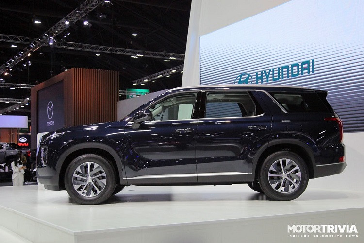 Hàng ghế thứ hai có bảng điều khiển riêng. Giữa hai ghế ngồi được ngăn cách bằng bệ tỳ tay với các nút điều khiển thông tin giải trí riêng biệt với 2 màn hình cảm ứng 8 inch phía sau, cả hai đều hỗ trợ kết nối điện thoại thông minh, tương thích Android Auto và Apple CarPlay cùng sạc điện thoại thông minh không dây và hệ thống âm thanh Harman Kardon, 12 loa…