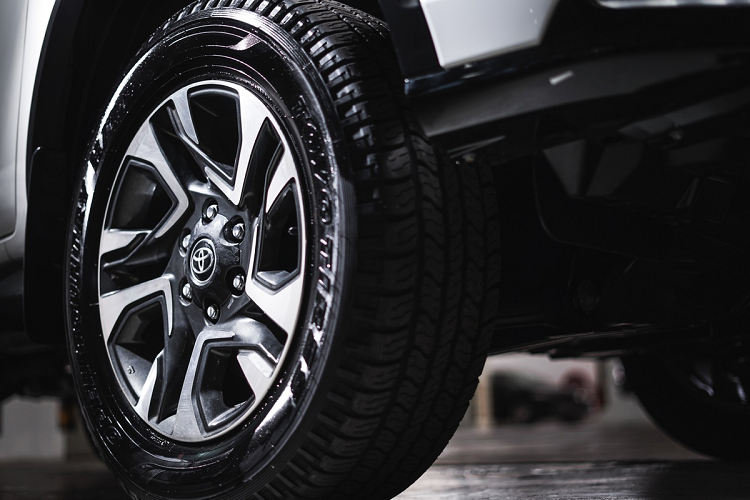 Tương tự bản Legender tại Thái Lan và Việt Nam, Fortuner đời 2021 tại Malaysia có kiểu dáng hầm hố hơn, nhất là phần đầu xe. Mẫu SUV 7 chỗ có lưới tản nhiệt sơn đen chia làm 2 tầng, đèn daylight dạng xương cá. Xe được trang bị bộ mâm hợp kim 20 inch.