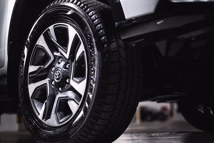 Tương tự bản Legender tại Thái Lan và Việt Nam, Fortuner đời 2021 tại Malaysia có kiểu dáng hầm hố hơn, nhất là phần đầu xe. Mẫu SUV 7 chỗ có lưới tản nhiệt sơn đen chia làm 2 tầng, đèn daylight dạng xương cá. Xe được trang bị bộ mâm hợp kim 20 inch.