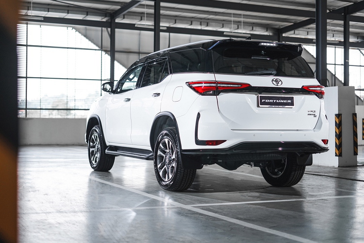 Toyota Fortuner 2.8 VRZ mới sử dụng động cơ diesel tăng áp 4 xy-lanh 2.8L tương tự chiếc Hilux Rogue. Động cơ này sản sinh công suất 201 mã lực tại 3.400 vòng/phút và mô-men xoắn 500 Nm tại 1.600-2.800 vòng/phút. Động cơ mới này có hiệu suất lớn hơn động cơ 2.4L diesel (140 mã lực, 400 Nm) được trang bị trên phiên bản trước.