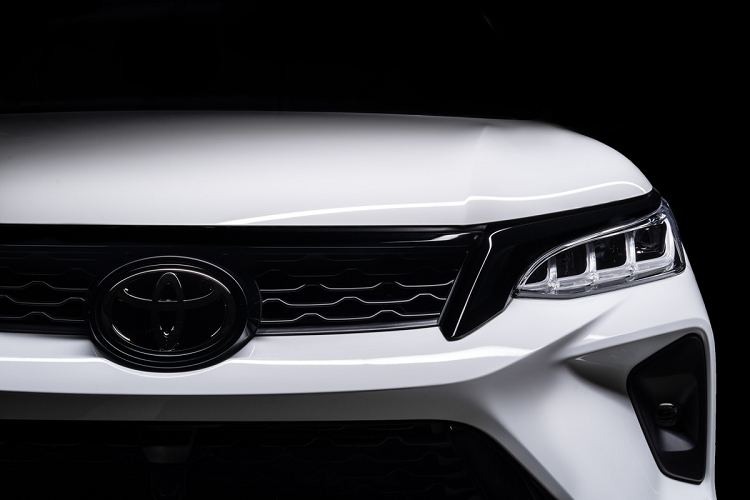 Hệ thống đèn chiếu sáng chính trên Toyota Fortuner đời 2021 là loại Bi-LED kết hợp Projector. Hệ thống đèn này còn có cảm biến bật/tắt tự động và thích ứng góc lái.