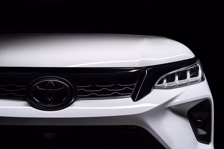 Hệ thống đèn chiếu sáng chính trên Toyota Fortuner đời 2021 là loại Bi-LED kết hợp Projector. Hệ thống đèn này còn có cảm biến bật/tắt tự động và thích ứng góc lái.